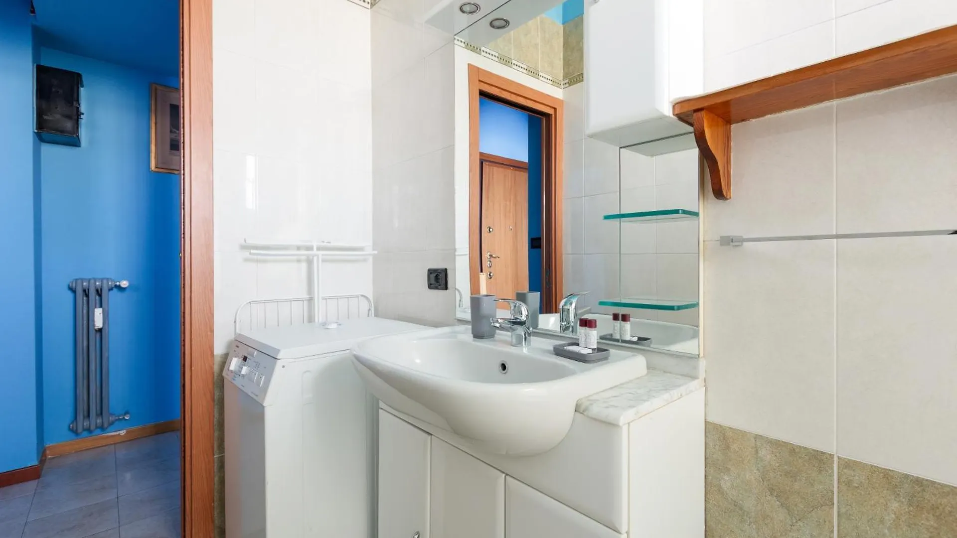 Roomy Apartment With Balcony! Milánó