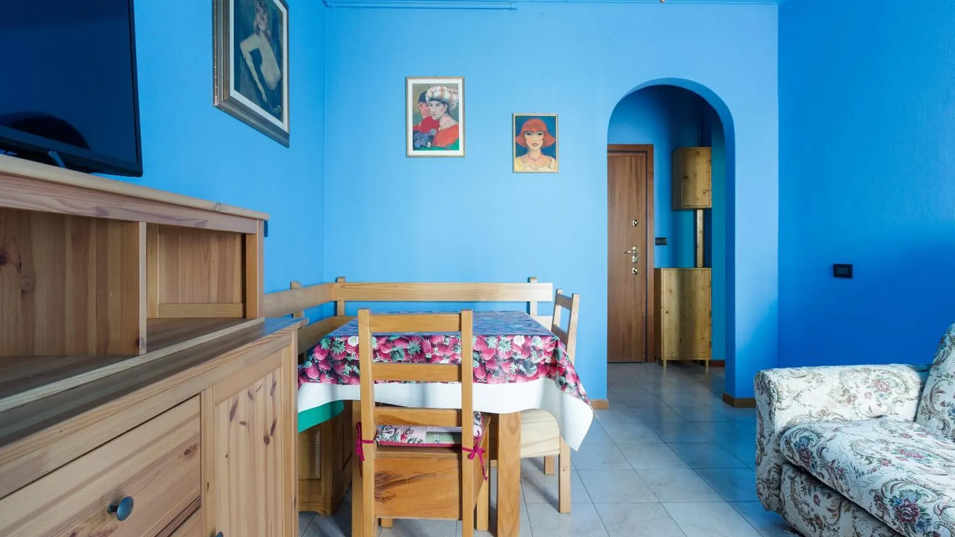 Roomy Apartment With Balcony! Milánó