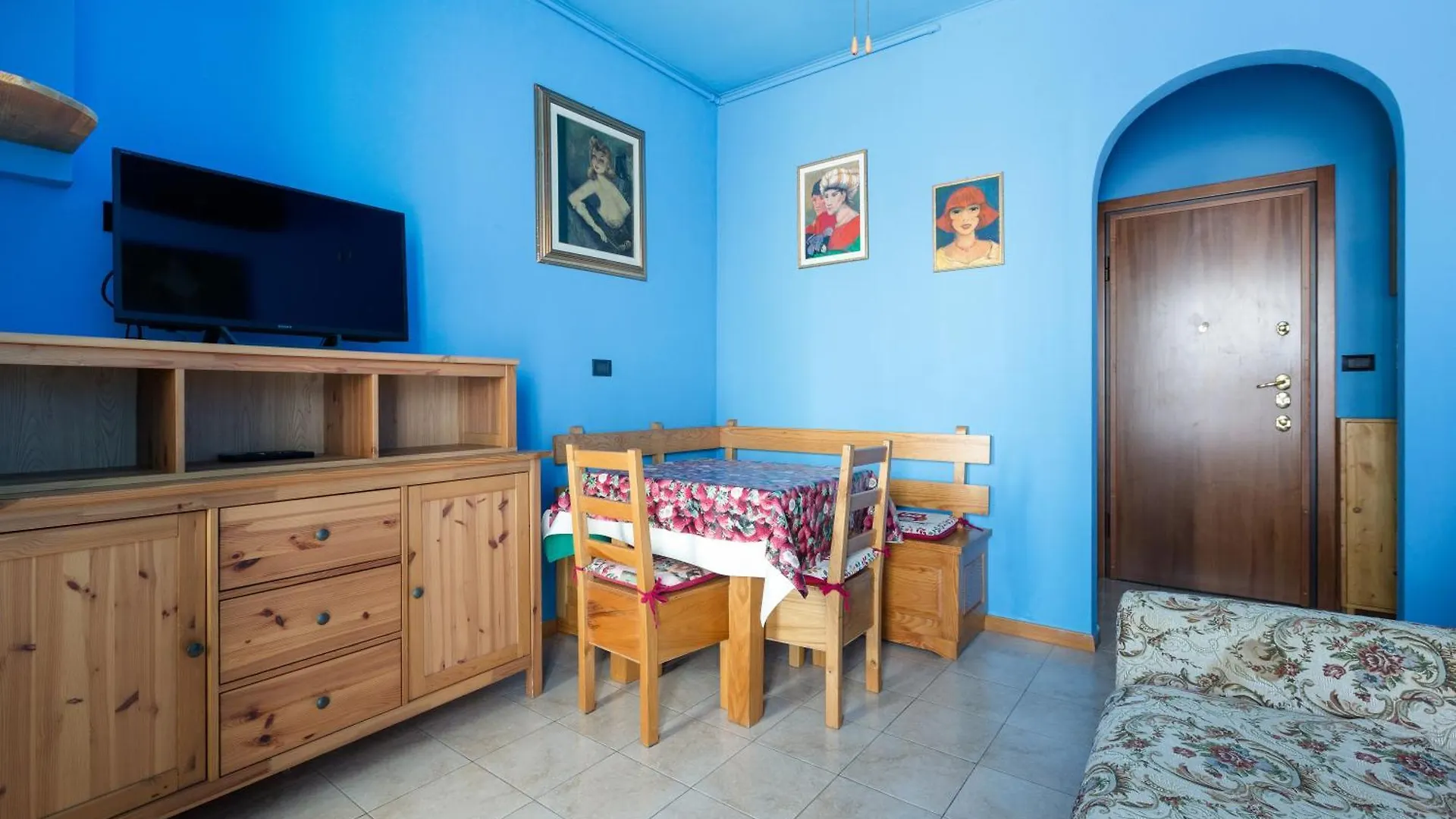 Roomy Apartment With Balcony! Milánó